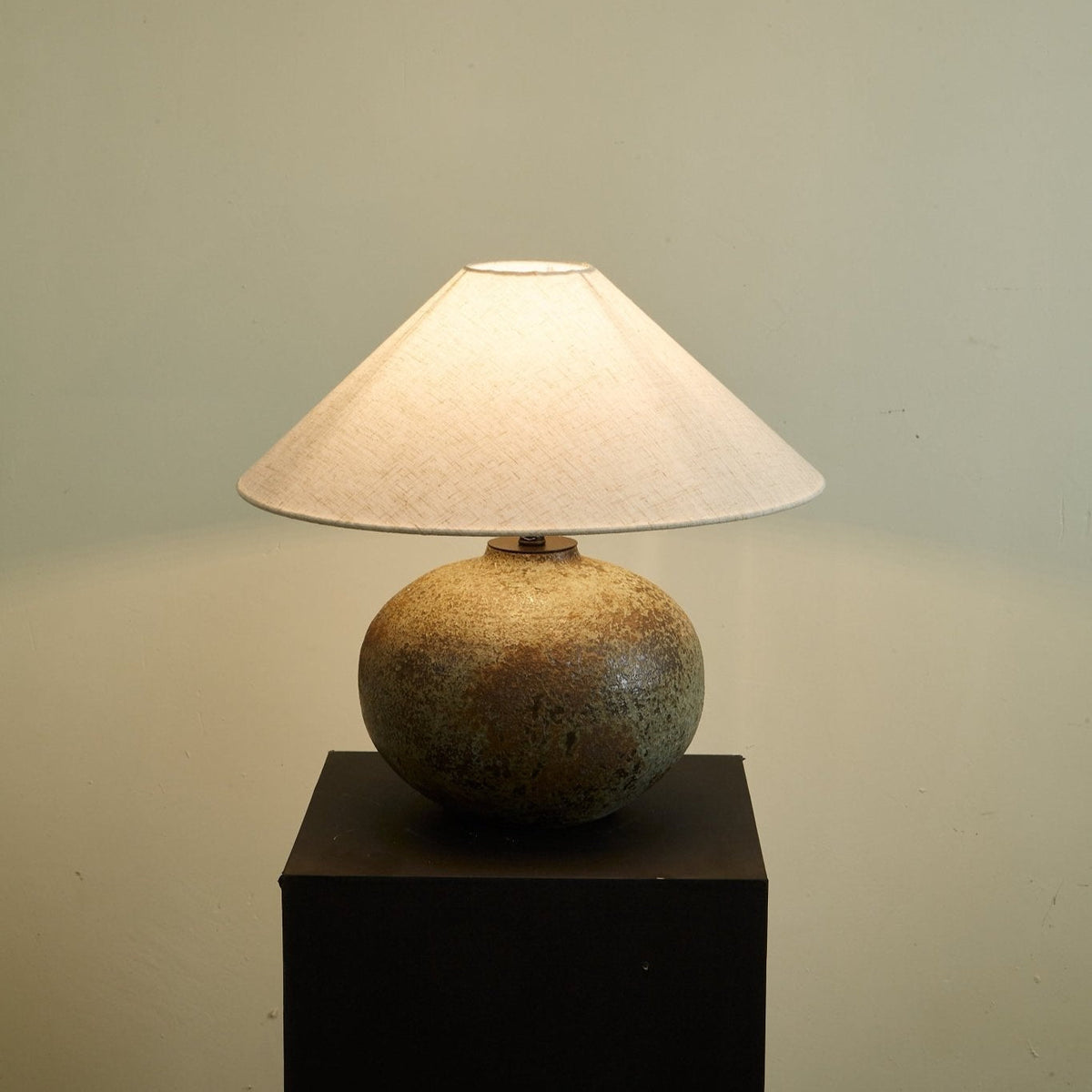 Faye nowoczesna lampa stołowa z ceramiki
