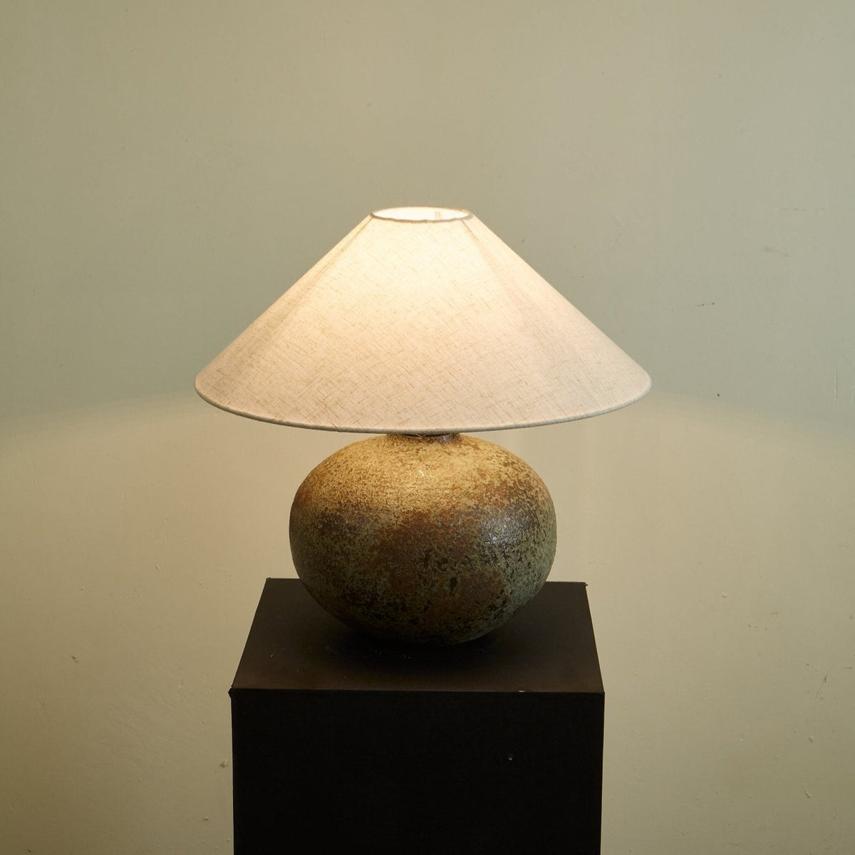Faye nowoczesna lampa stołowa z ceramiki