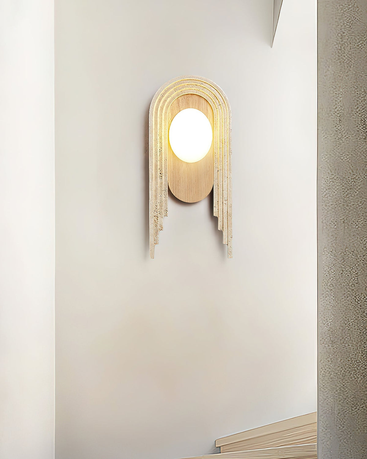 Uloryra kinkiet w ramie architektonicznej z tawerninem