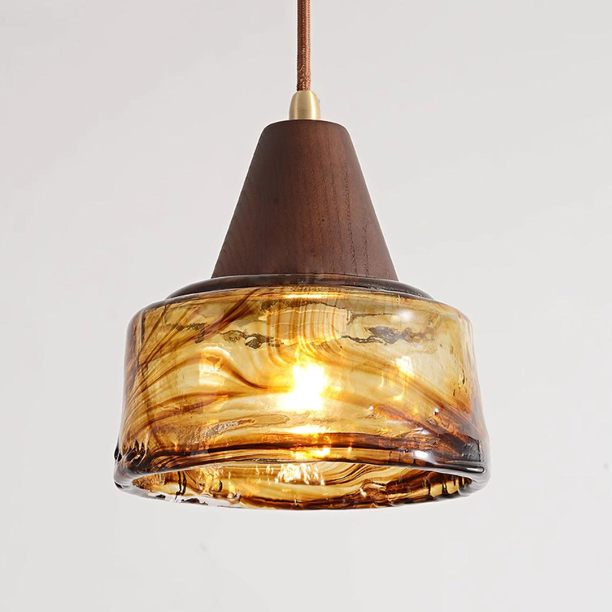 Lampa wisząca Amber ze szkła z drewnianym wierzchem w stylu vintage
