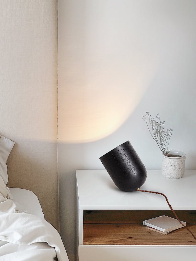 Lumi minimalistyczna lampa stołowa z czarnego travertynu