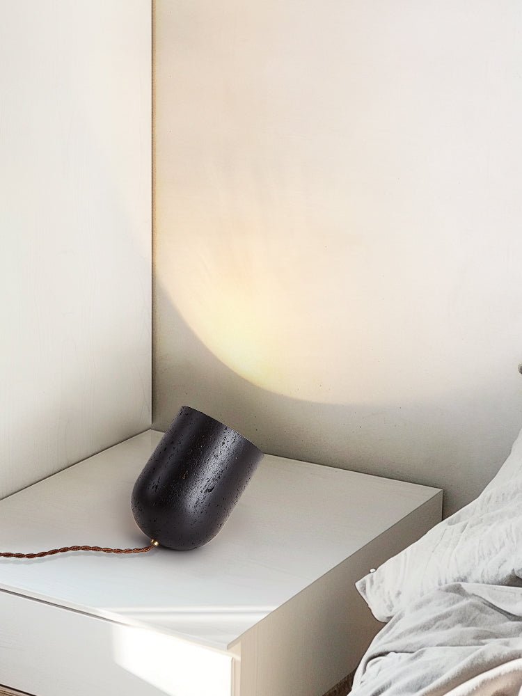 Lumi minimalistyczna lampa stołowa z czarnego travertynu
