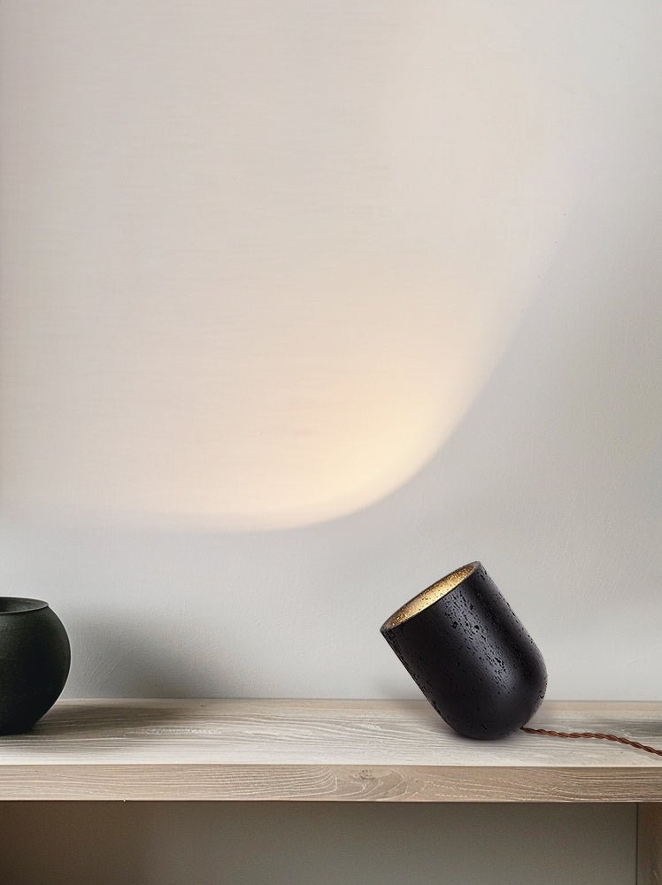 Lumi minimalistyczna lampa stołowa z czarnego travertynu
