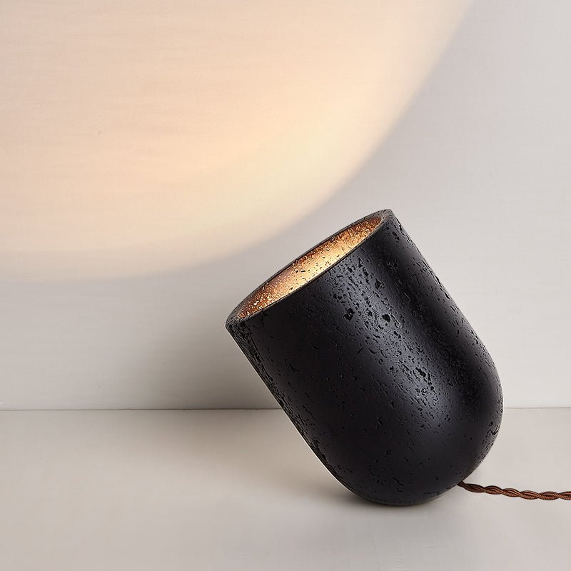 Lumi minimalistyczna lampa stołowa z czarnego travertynu