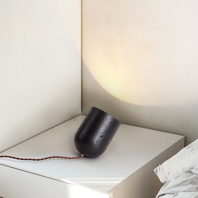 Lumi minimalistyczna lampa stołowa z czarnego travertynu