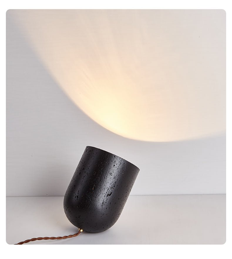 Lumi minimalistyczna lampa stołowa z czarnego travertynu
