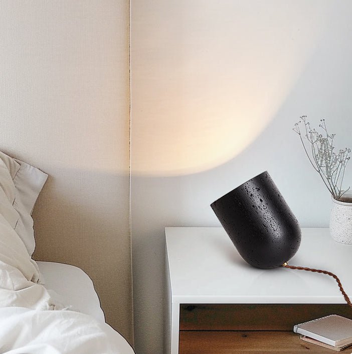 Lumi minimalistyczna lampa stołowa z czarnego travertynu