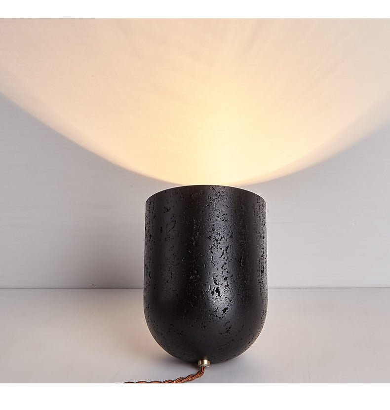 Lumi minimalistyczna lampa stołowa z czarnego travertynu