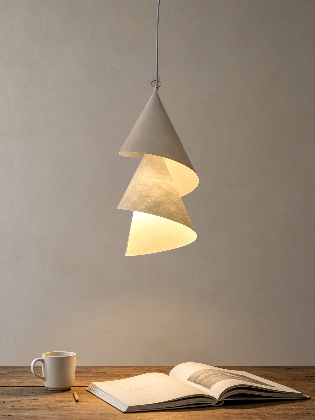 Southvale4 Lampa wisząca z papierowym kloszem stożkowym