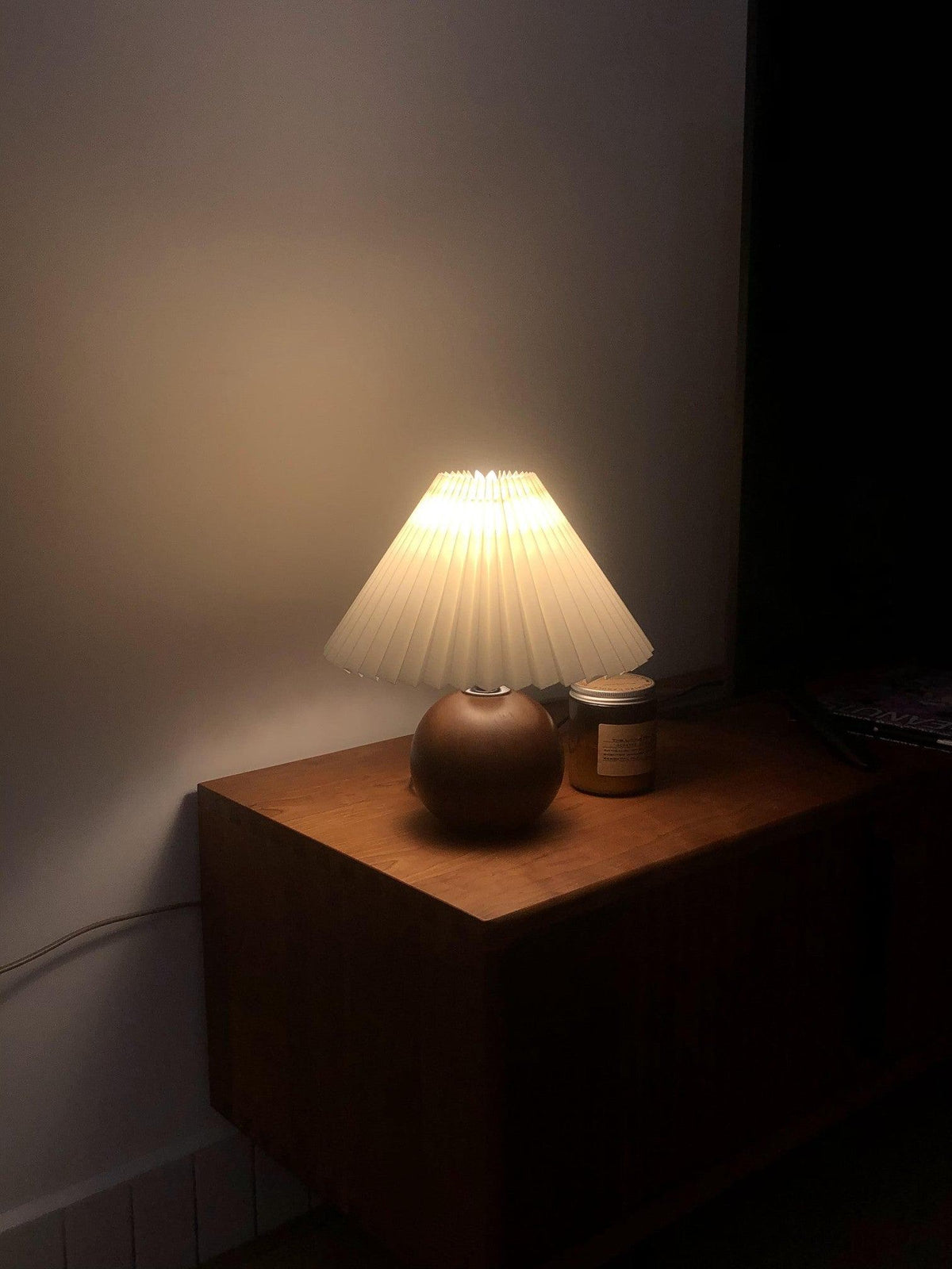 Zesilon drewniana lampa stołowa w kształcie kuli