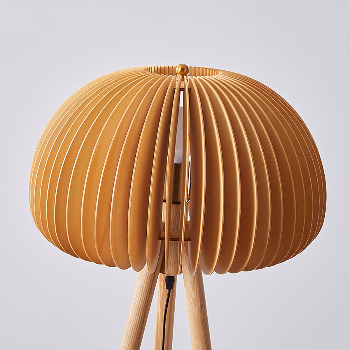 Zetalyre lampa stojąca na trójnogu drewniana