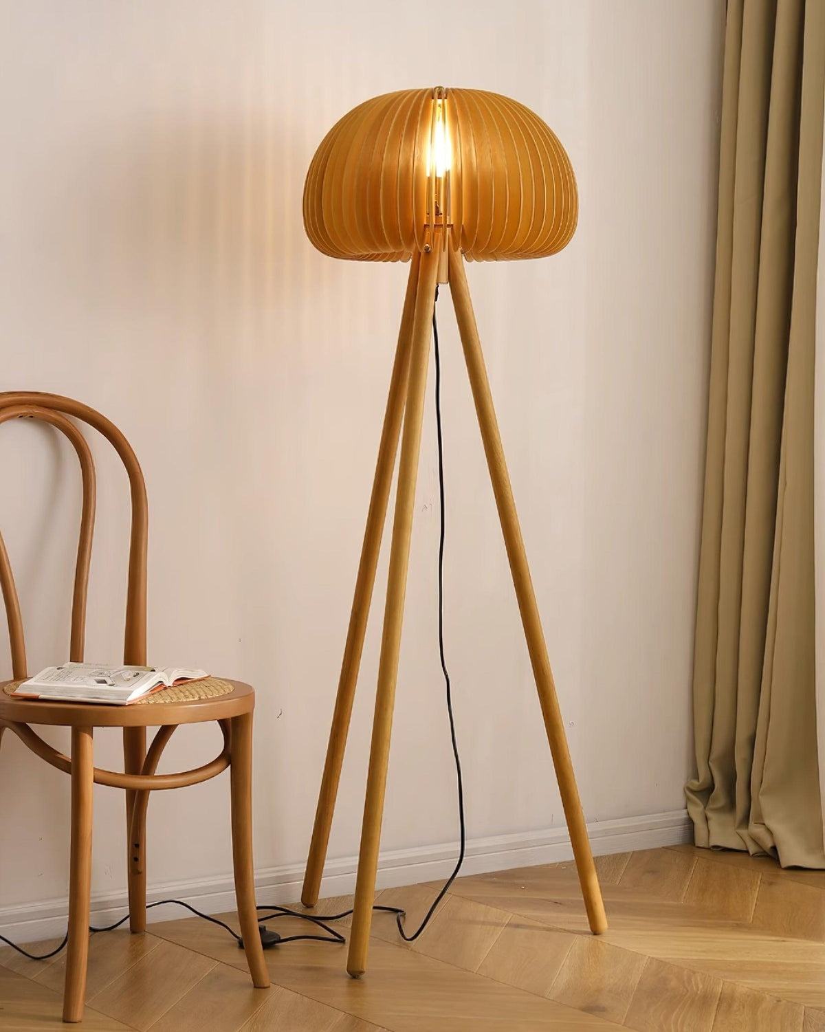 Zetalyre lampa stojąca na trójnogu drewniana