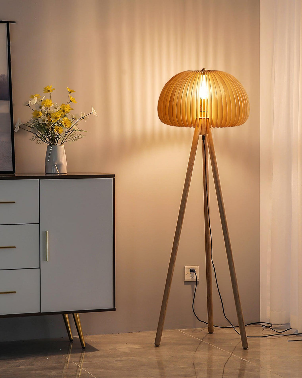 Zetalyre lampa stojąca na trójnogu drewniana