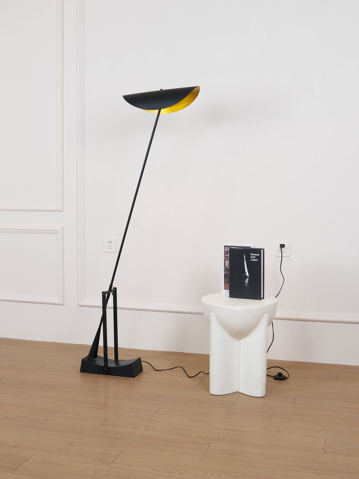 Teriisina lampa stojąca