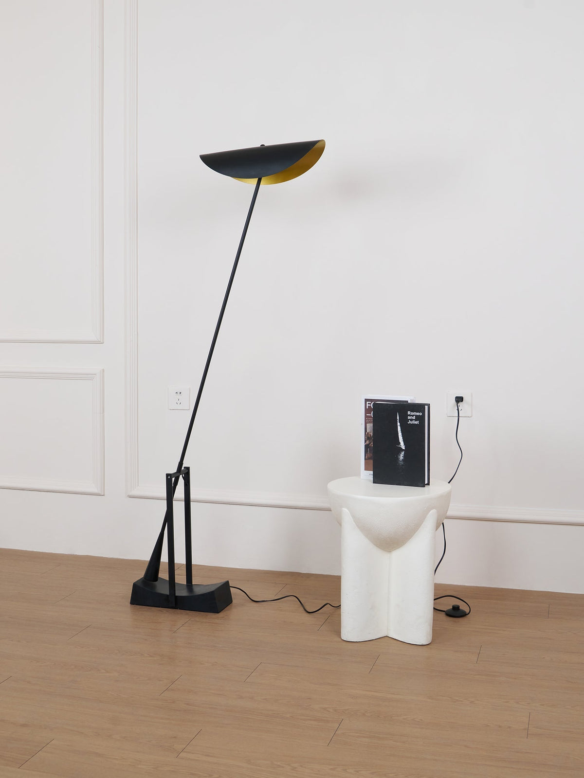 Teriisina lampa stojąca