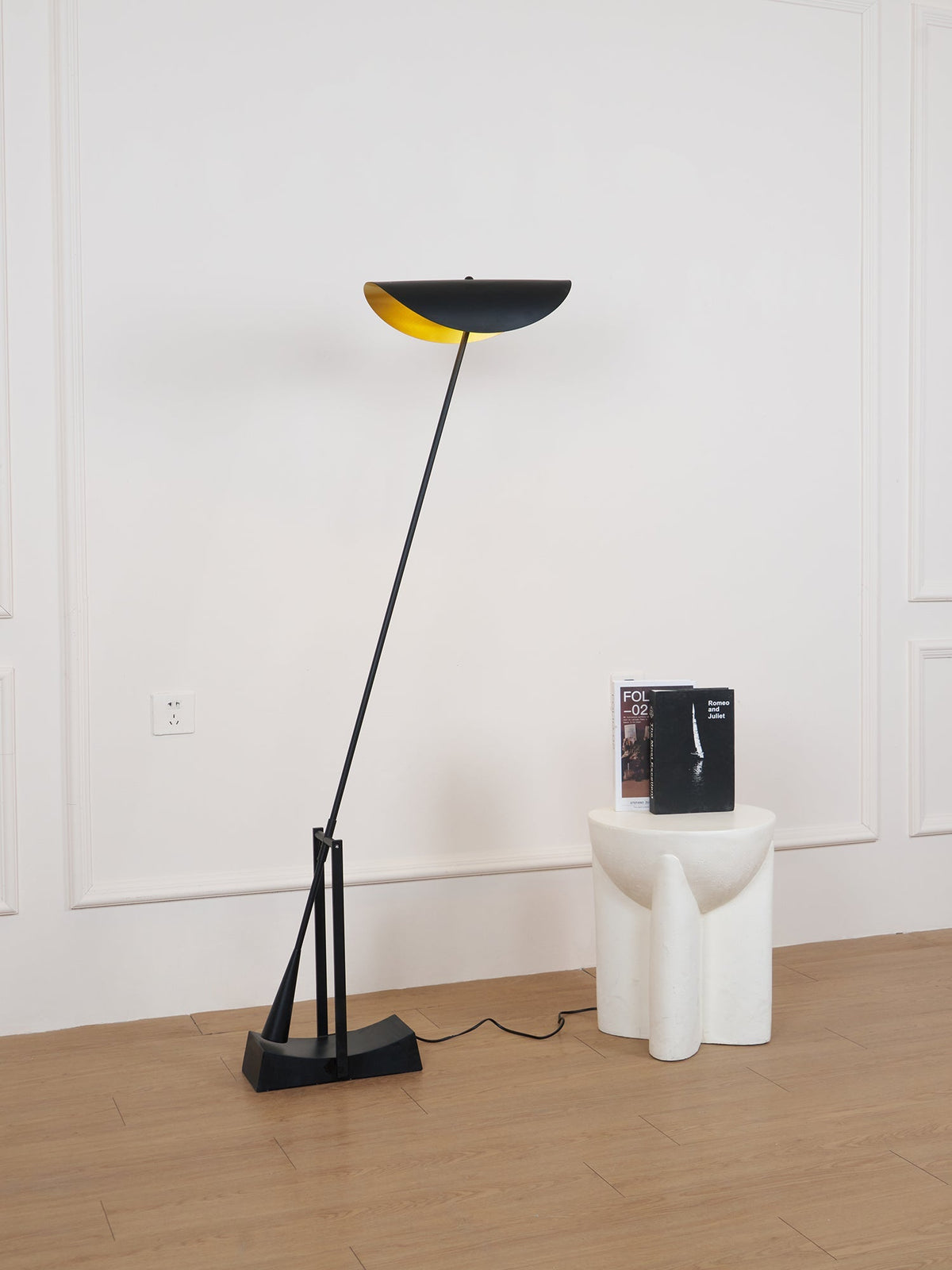 Teriisina lampa stojąca