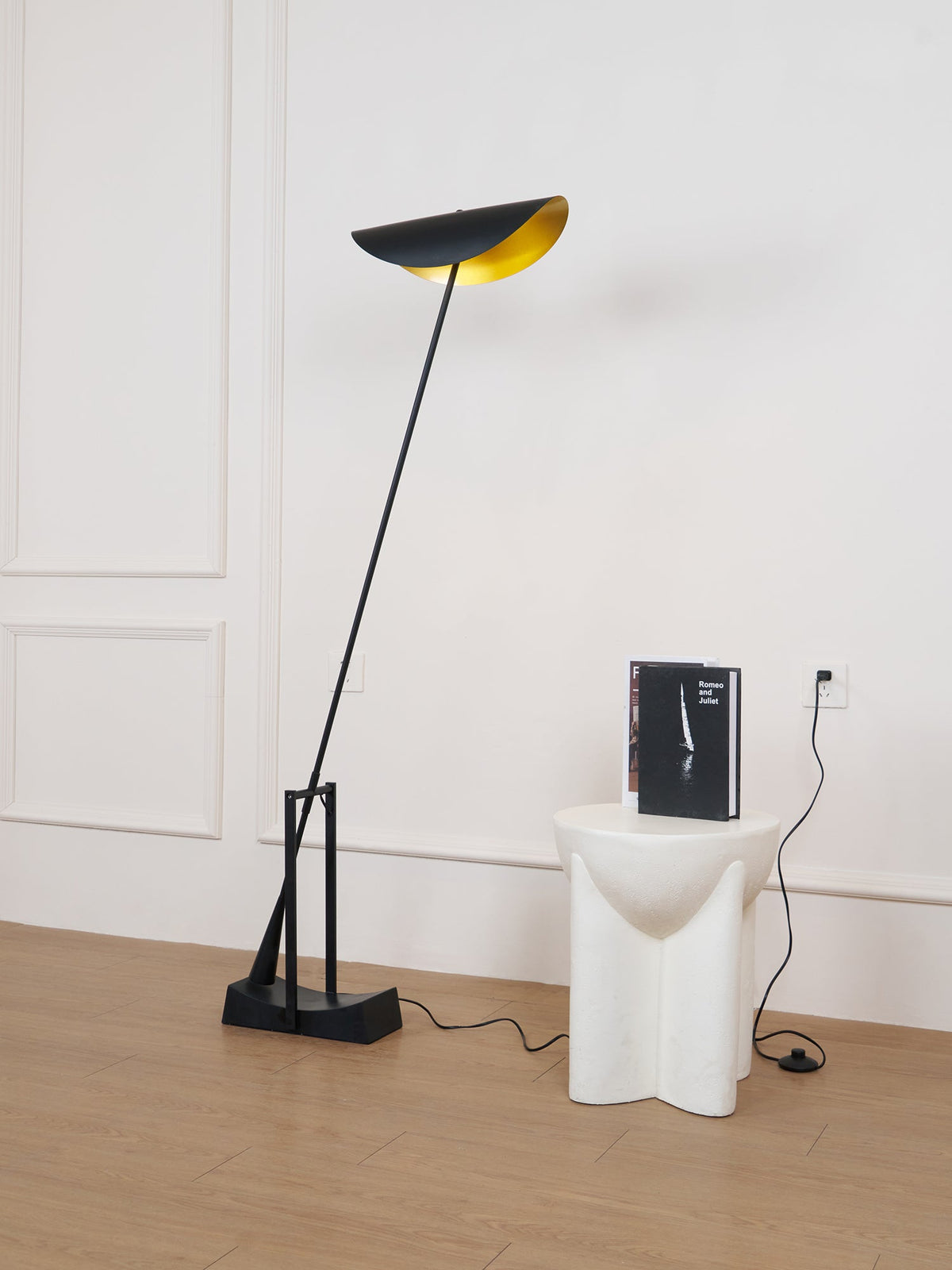 Teriisina lampa stojąca