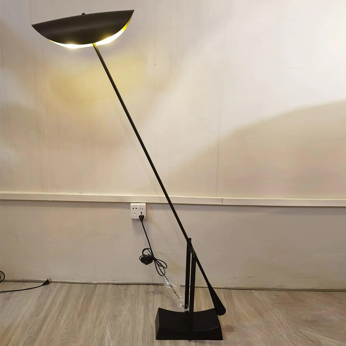 Teriisina lampa stojąca