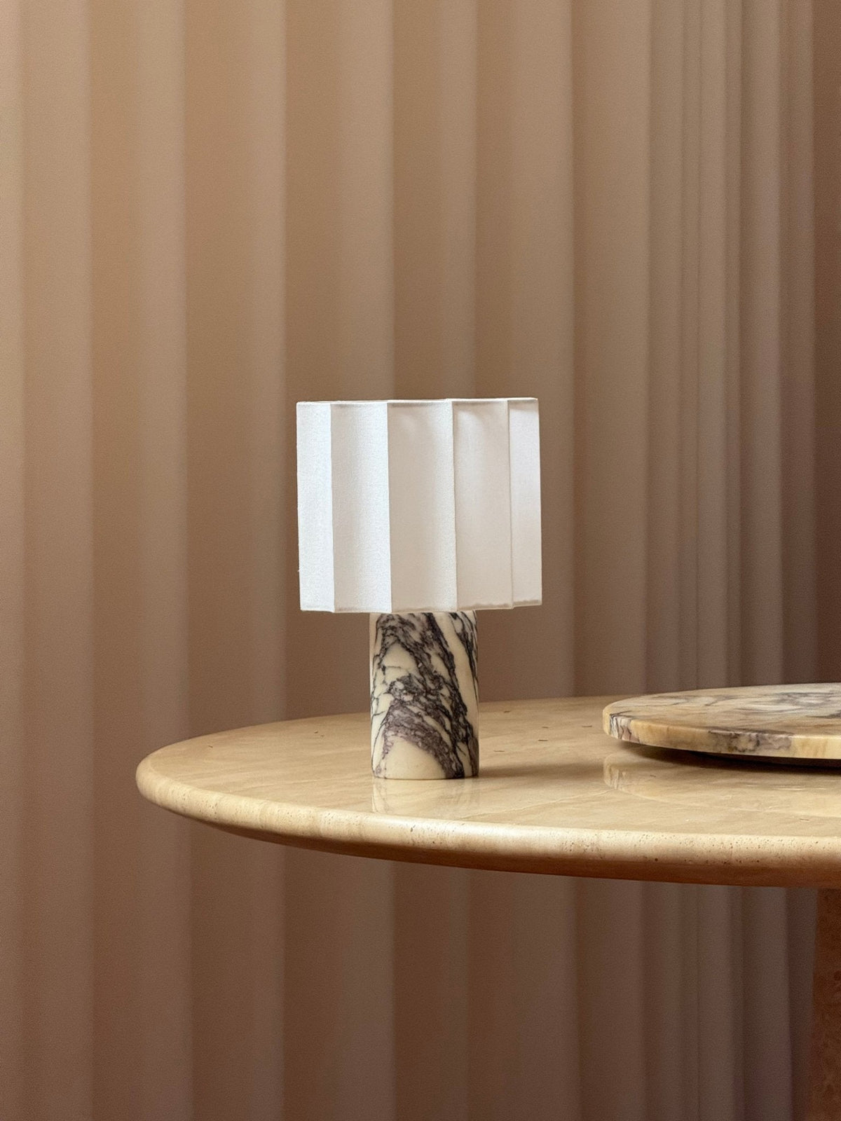 Lampa stołowa Serenity z płótna ze składanymi fałdami i marmuru