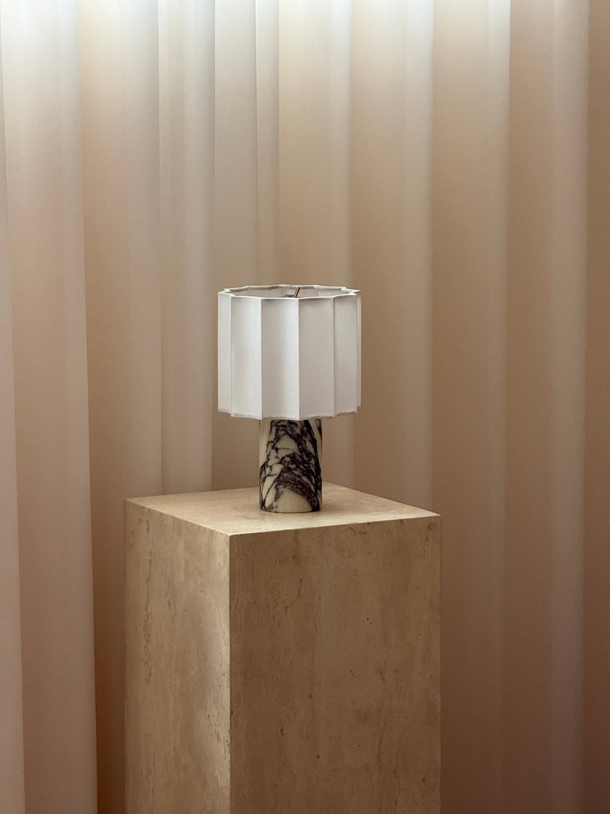 Lampa stołowa Serenity z płótna ze składanymi fałdami i marmuru
