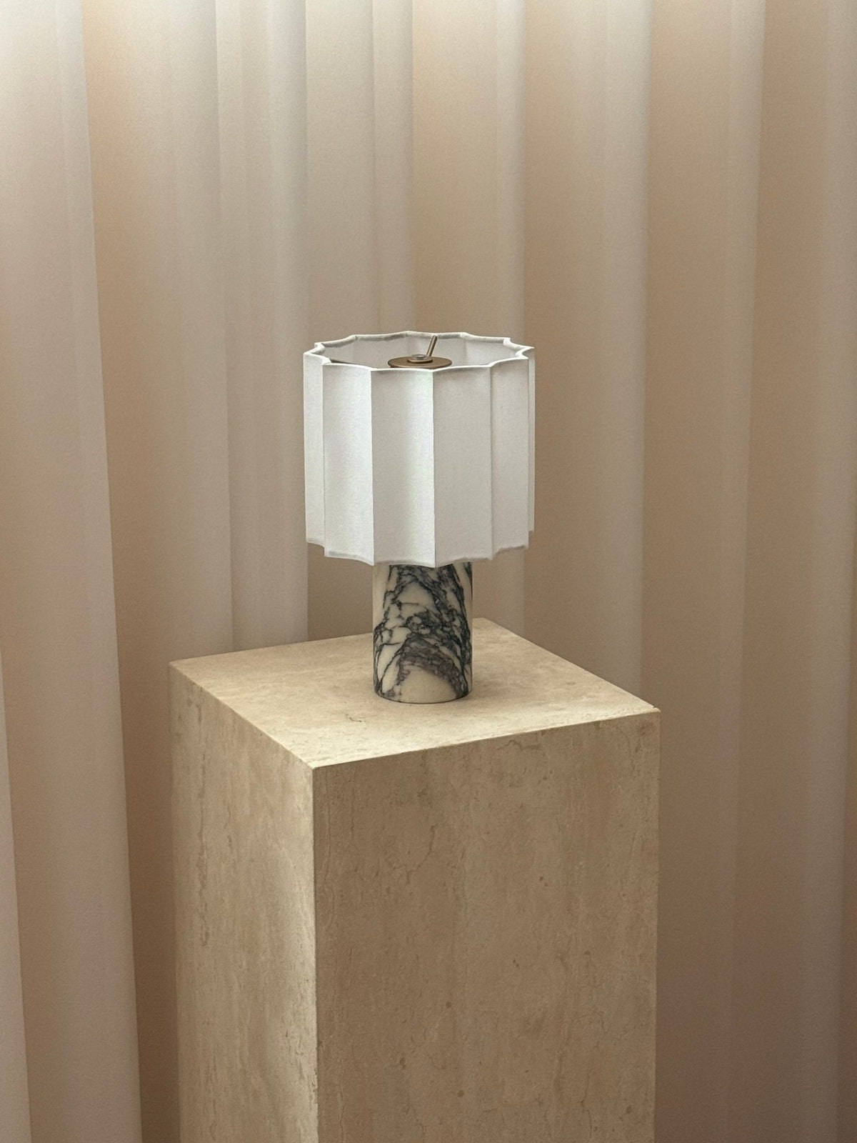 Lampa stołowa Serenity z płótna ze składanymi fałdami i marmuru