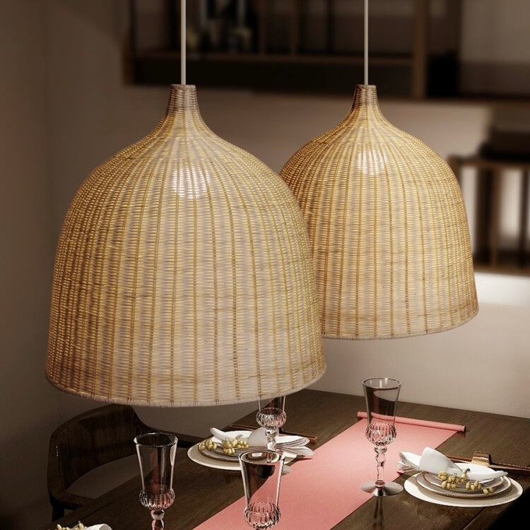 Muto nowoczesna lampa wisząca z rattanu nad stołem jadalnym/sypialnią