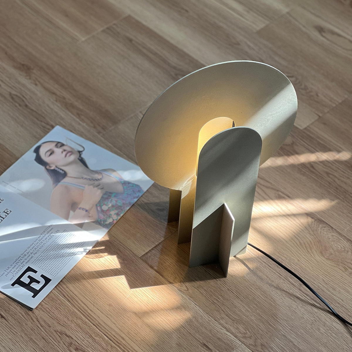 Solvique Arch Marble lampa stołowa
