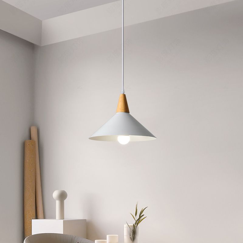 Valentina minimalistyczna lampa wisząca z metalu w kształcie kaptura, drewno naturalne