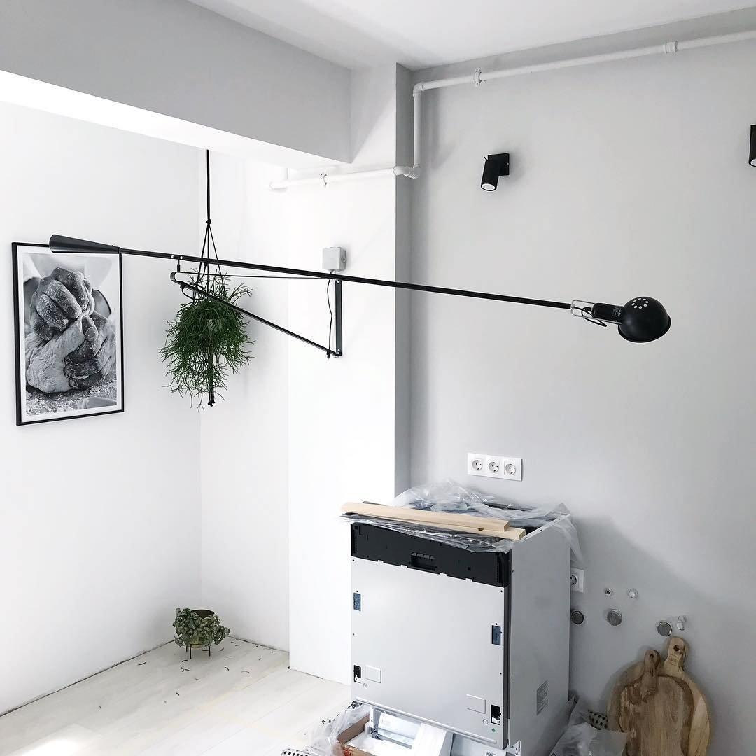 Vellaro regulowana lampa ścienna z długim ramieniem wahadłowym
