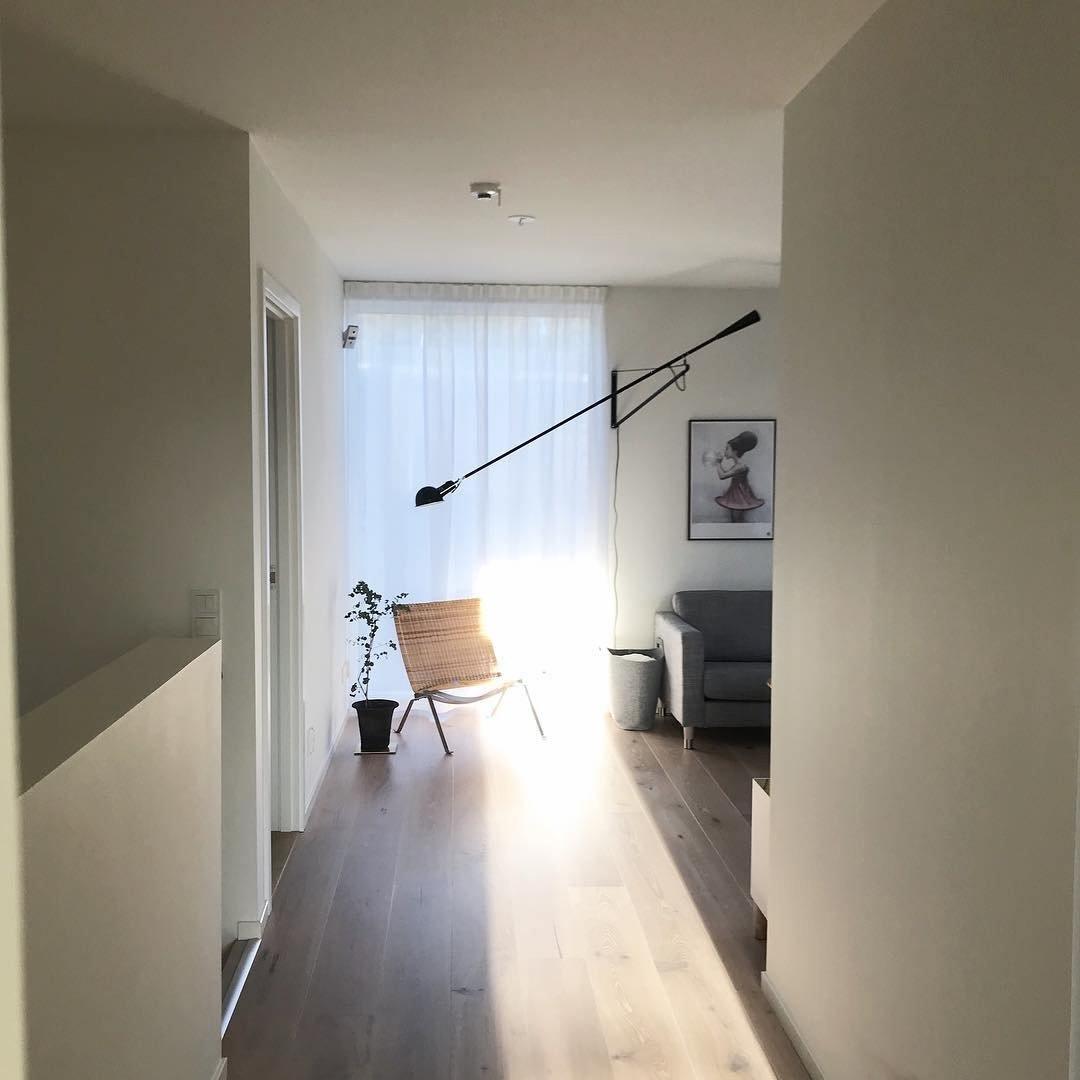 Vellaro regulowana lampa ścienna z długim ramieniem wahadłowym