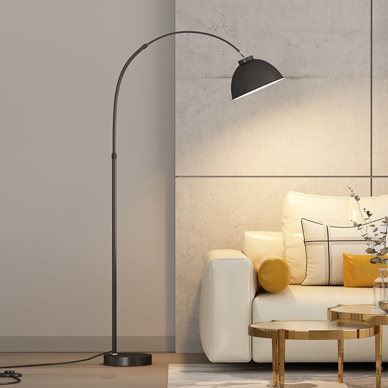 Mira nowoczesna lampa stojąca z łukowym kształtem w metalu, czarny/czerwony/żółty