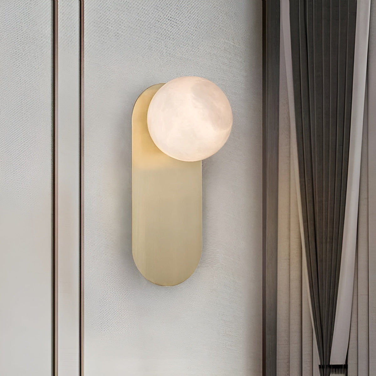 Cuzorion kinkiet alabastrowy w kolorze miedź i biel