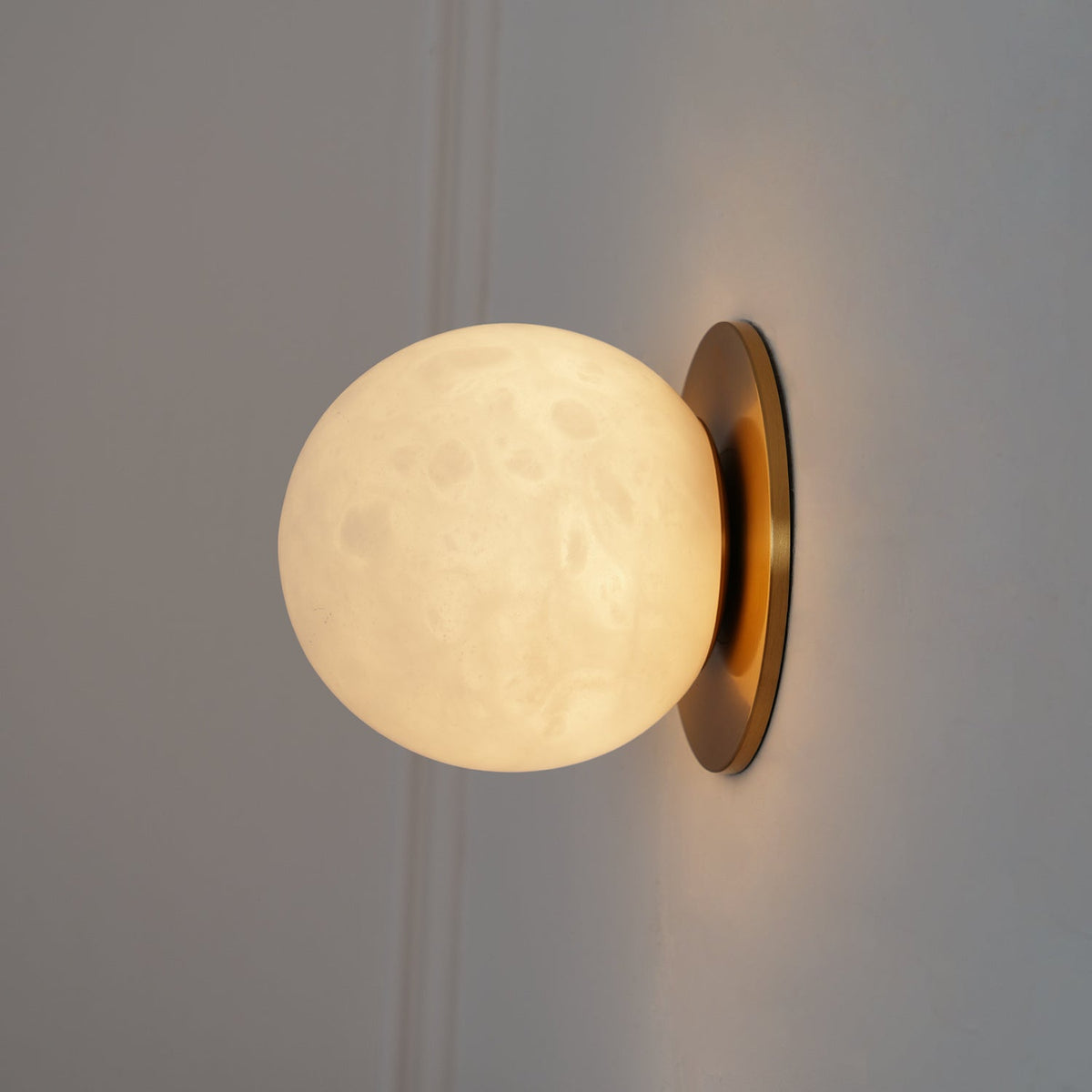 Lynq Alabaster Mini Orb kinkiet