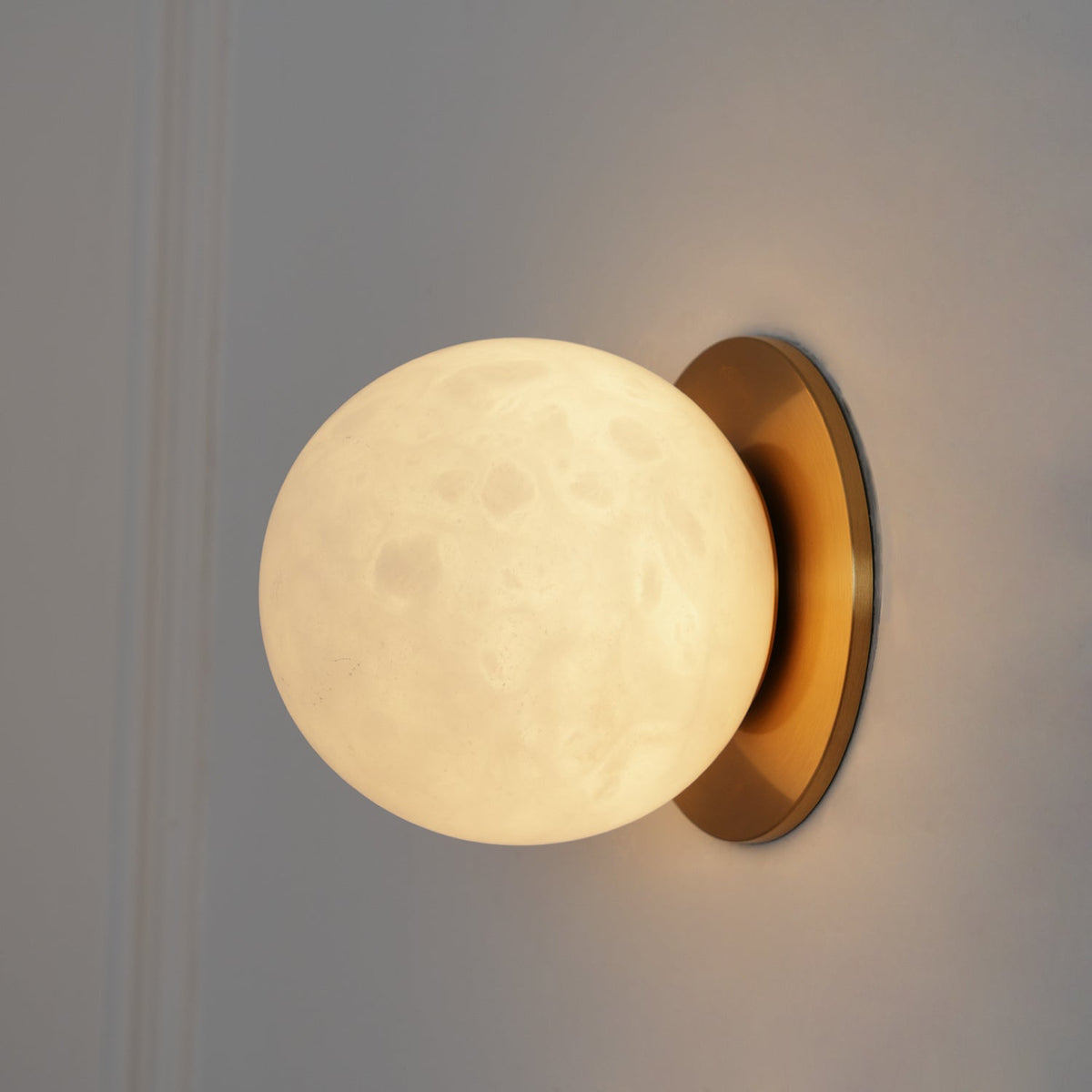 Lynq Alabaster Mini Orb kinkiet