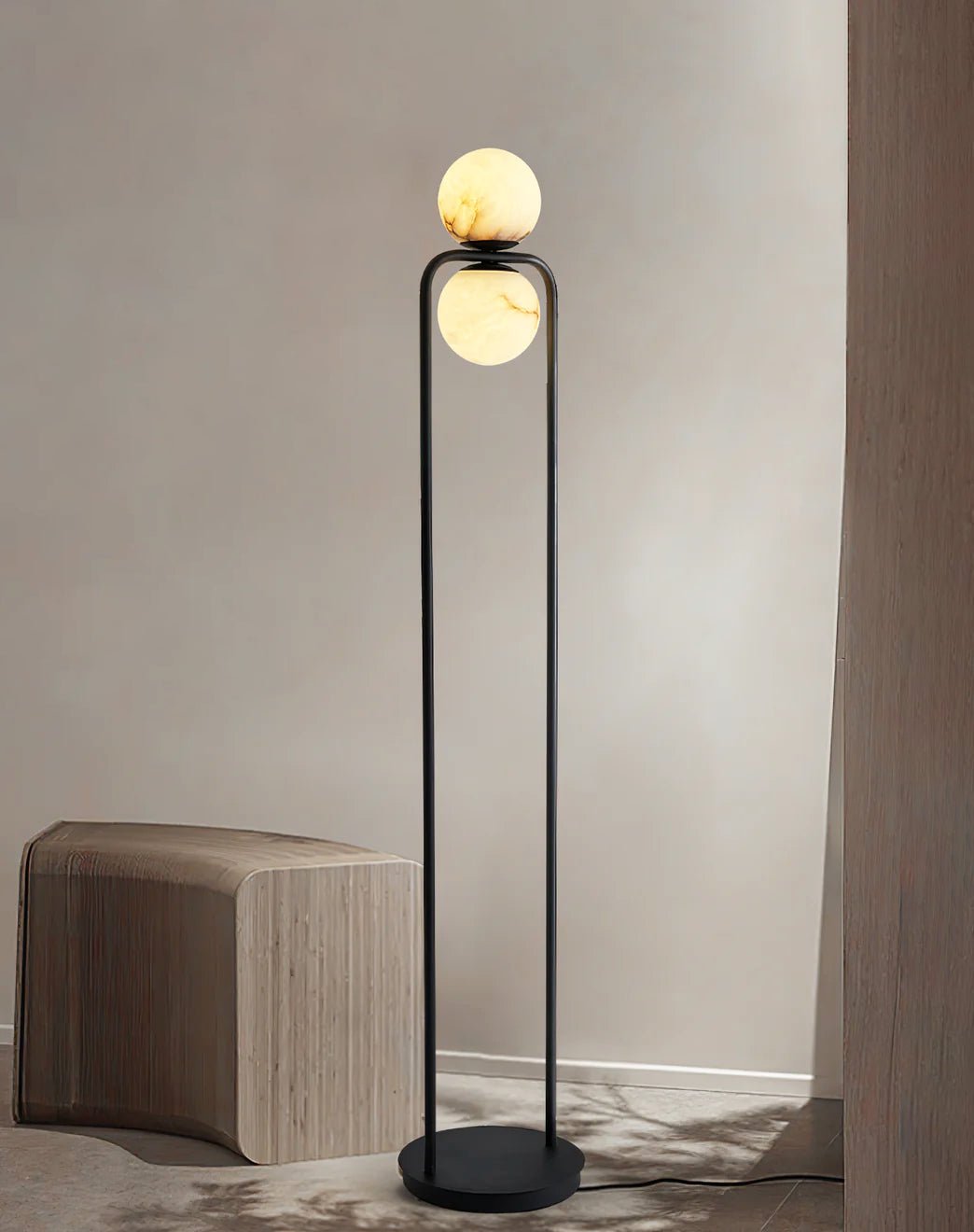 Callista minimalistyczna lampa stojąca z alabastrem