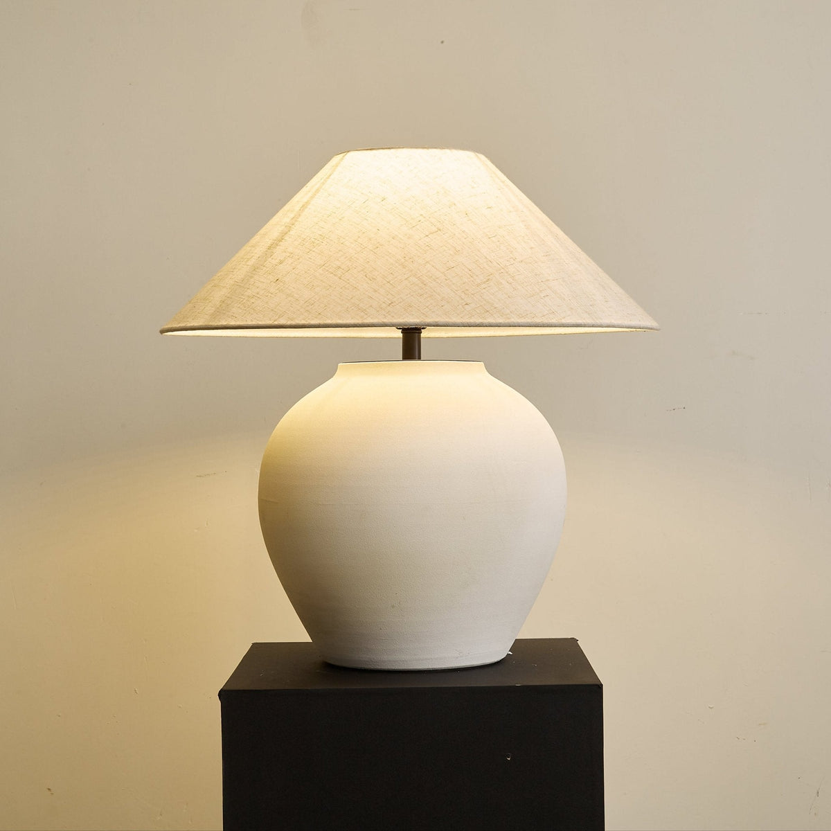 Lampa stołowa Minimalist Cone w kolorze białym