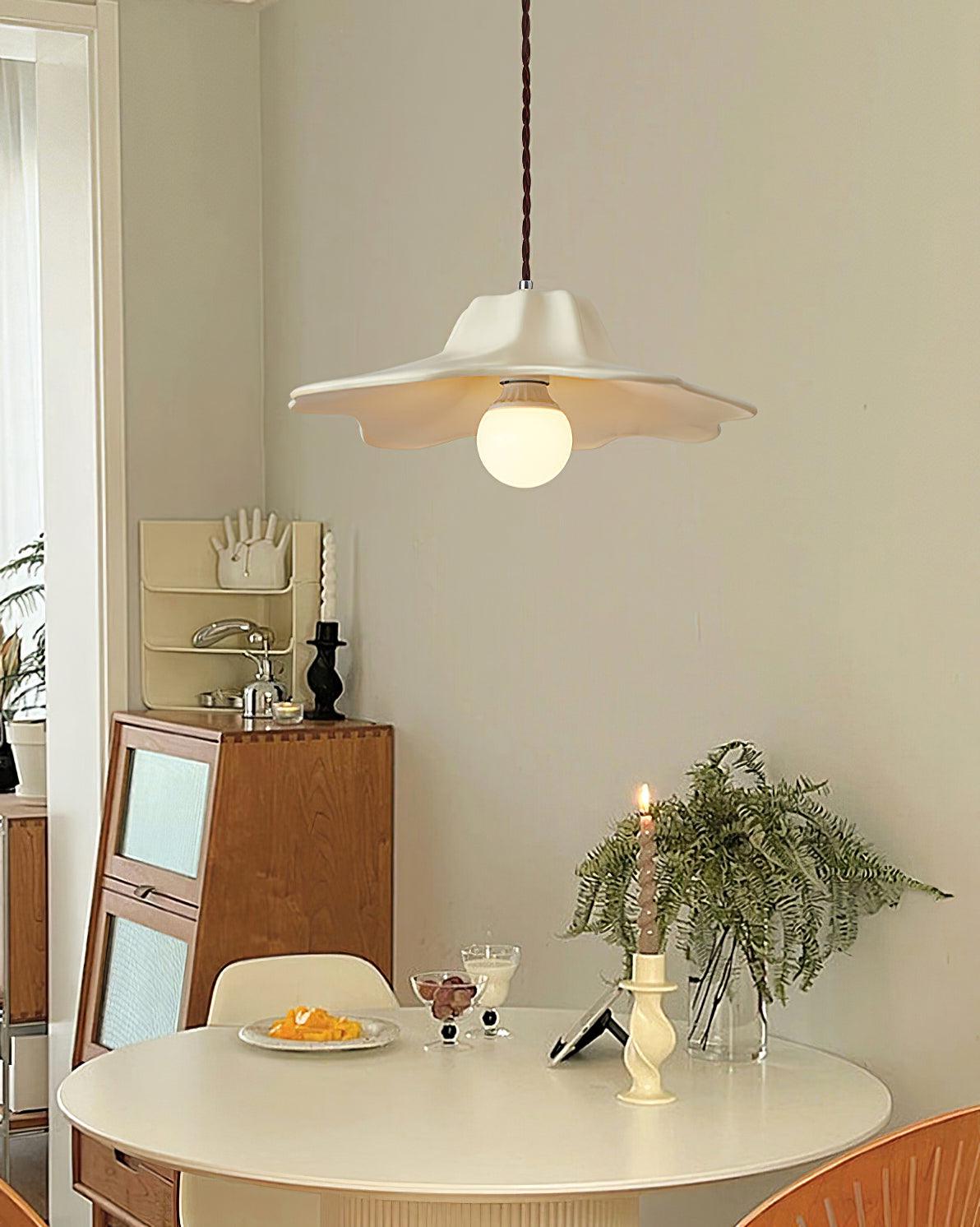 Nyrosis wisząca lampa z żywicy w przytulnym stylu