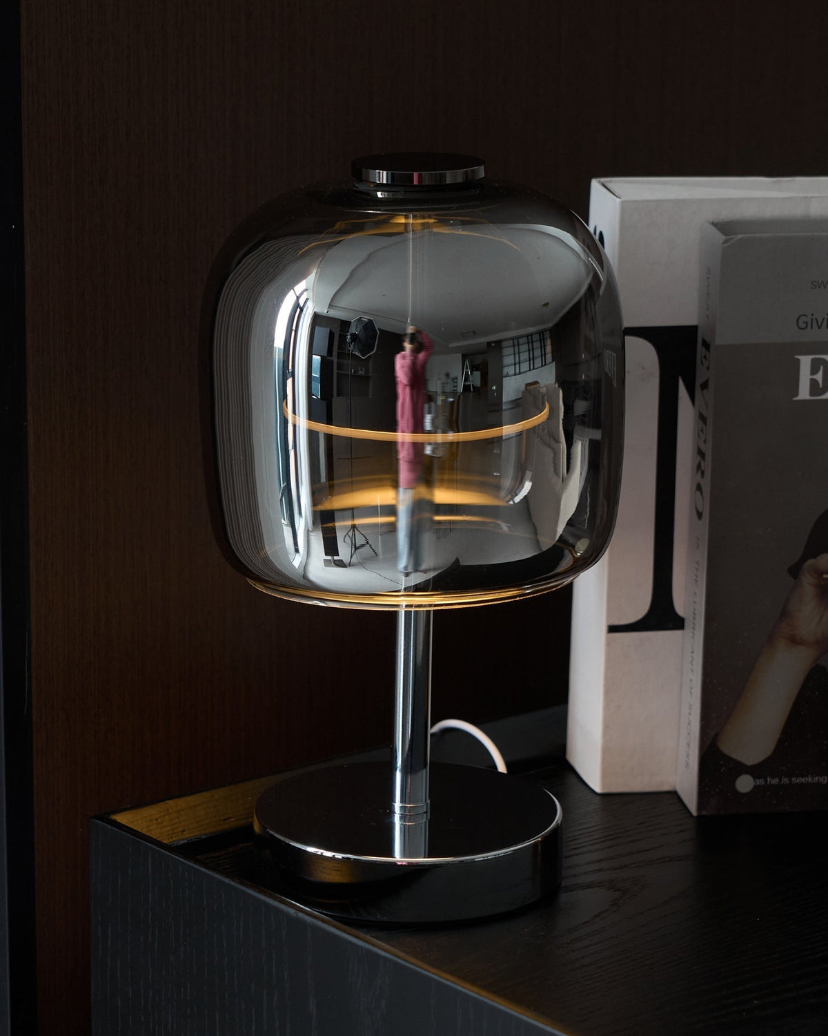 Lampa stołowa Elaella ze szkła dymnego w kopule