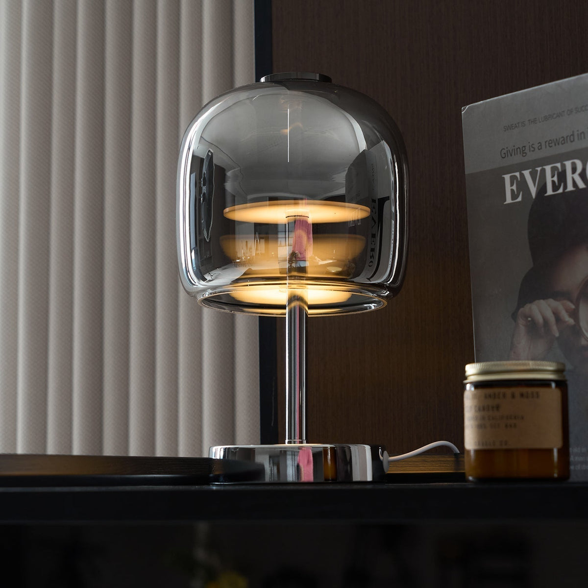 Lampa stołowa Elaella ze szkła dymnego w kopule
