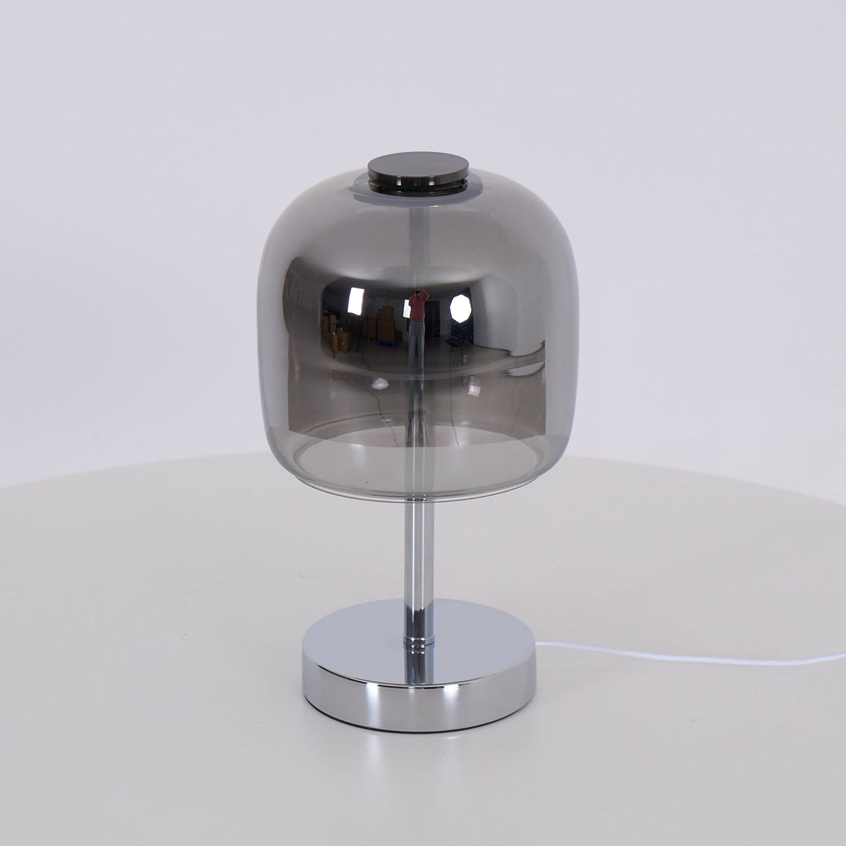 Lampa stołowa Elaella ze szkła dymnego w kopule