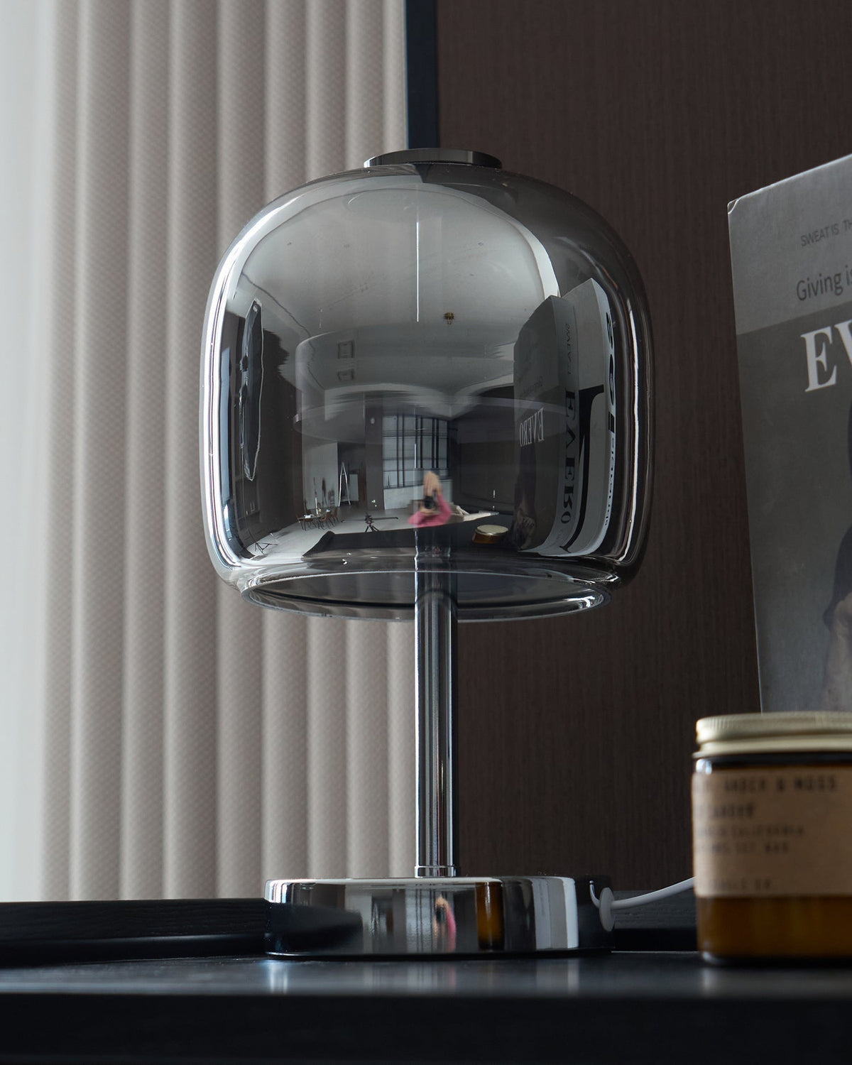 Lampa stołowa Elaella ze szkła dymnego w kopule