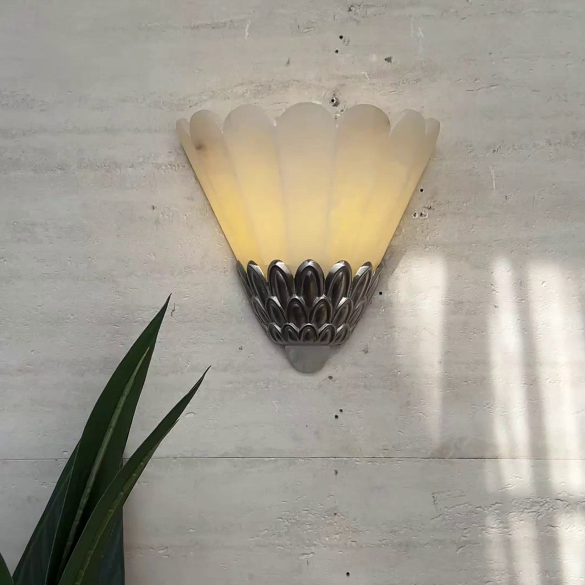 Marbe vintage żyrandol ścienny w stylu retro z kloszem alabastrowym