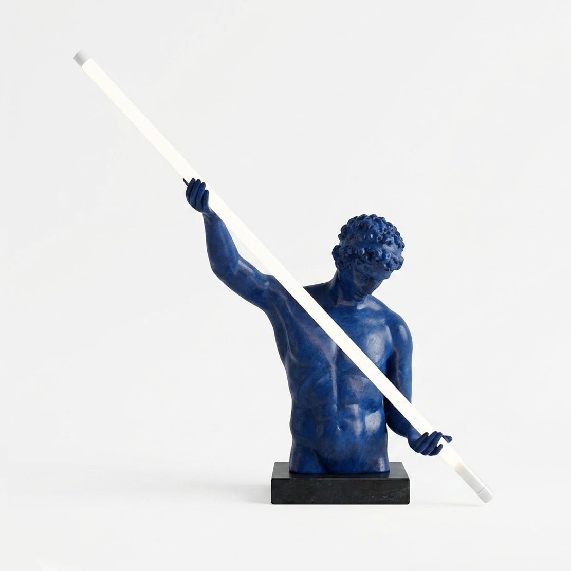 Atlas Beam rzeźbiona lampa stołowa