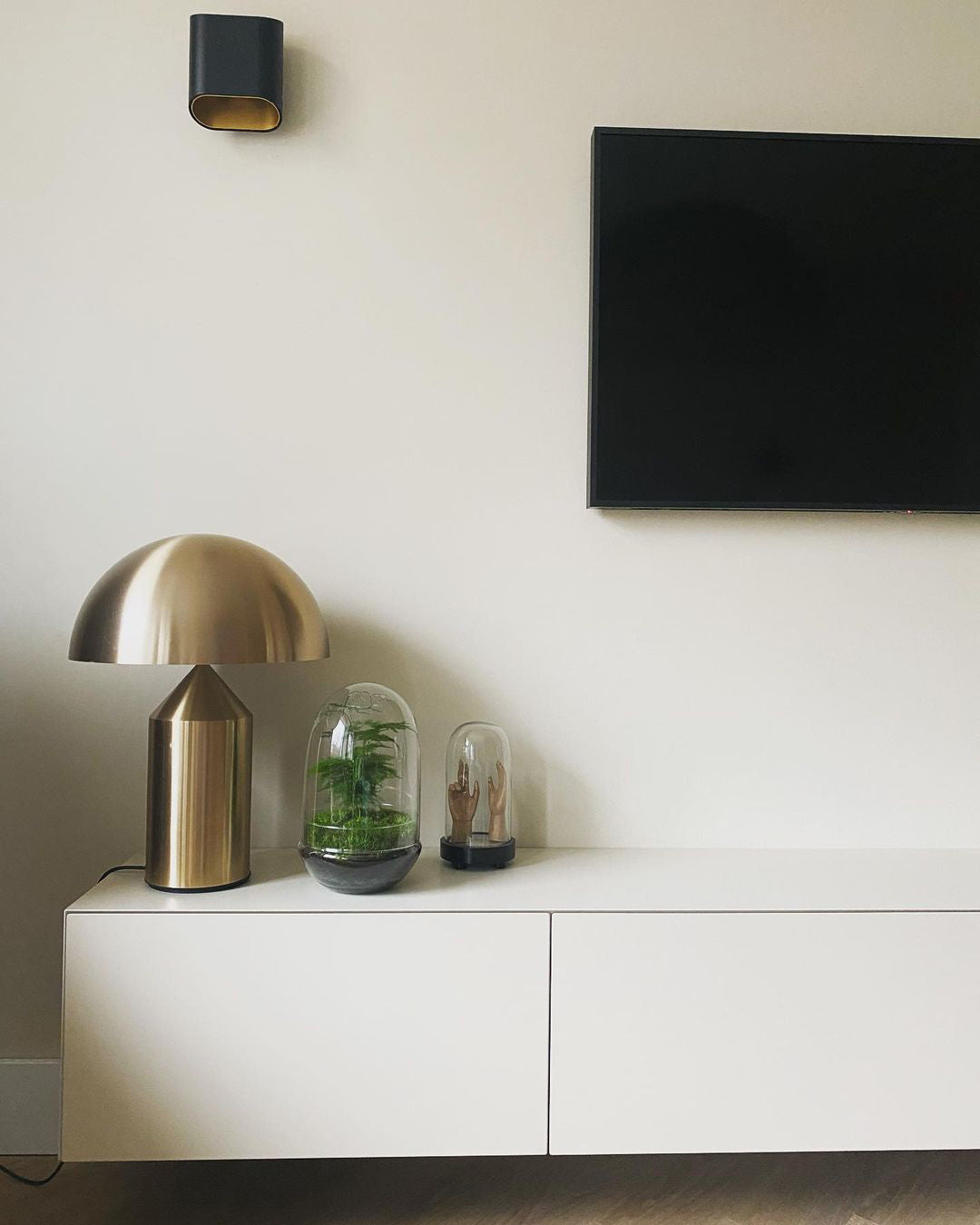 Selisina minimalistyczna lampa stołowa o stylu przemysłowym