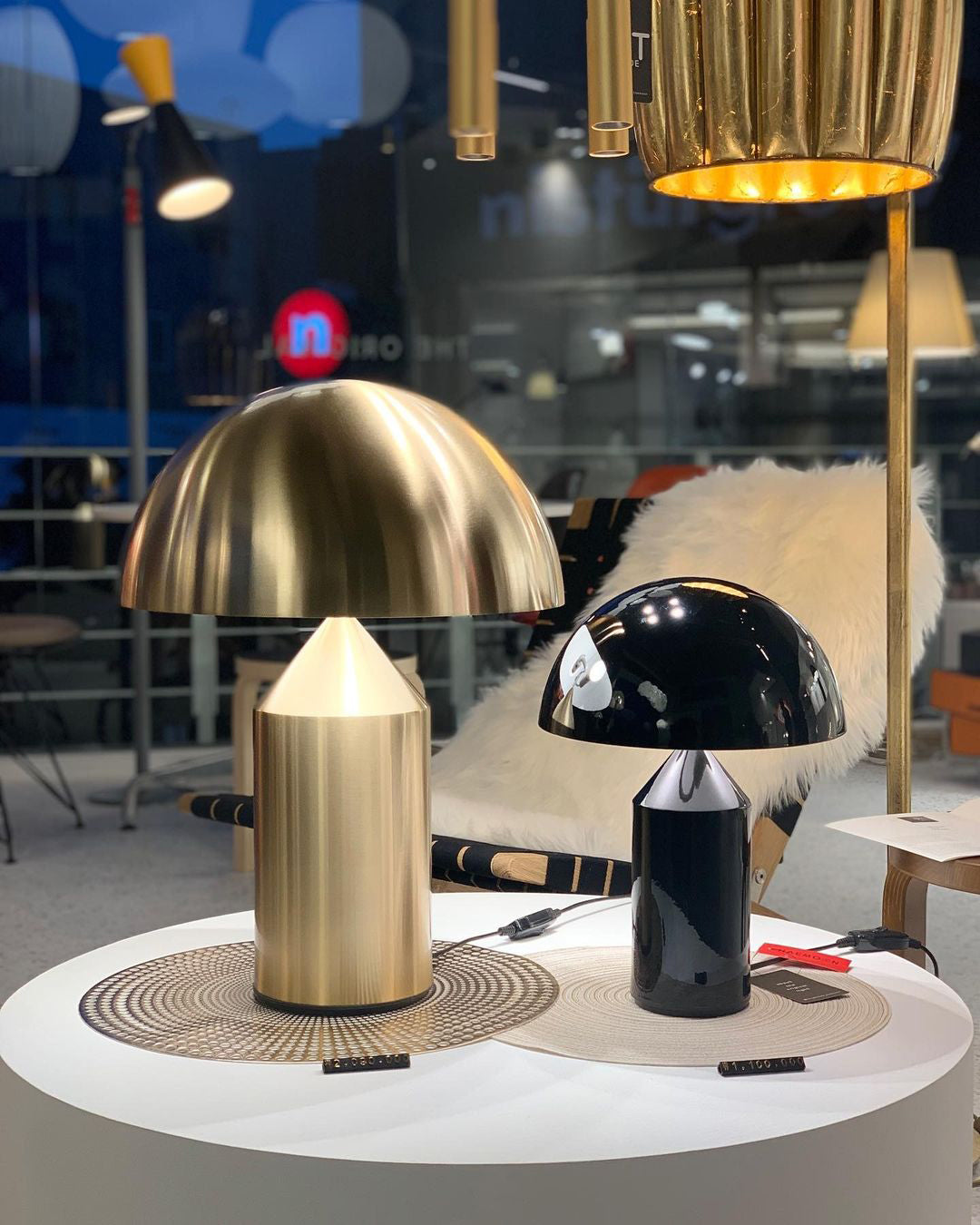 Selisina minimalistyczna lampa stołowa o stylu przemysłowym