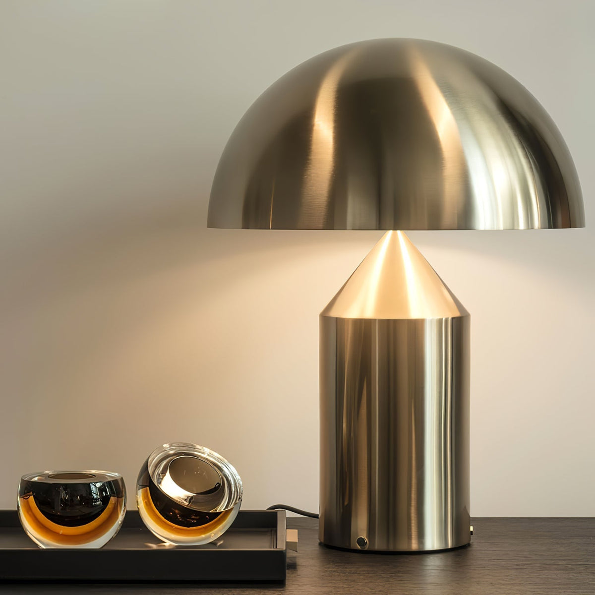 Selisina minimalistyczna lampa stołowa o stylu przemysłowym