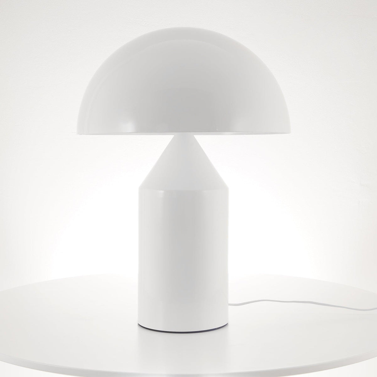Selisina minimalistyczna lampa stołowa o stylu przemysłowym