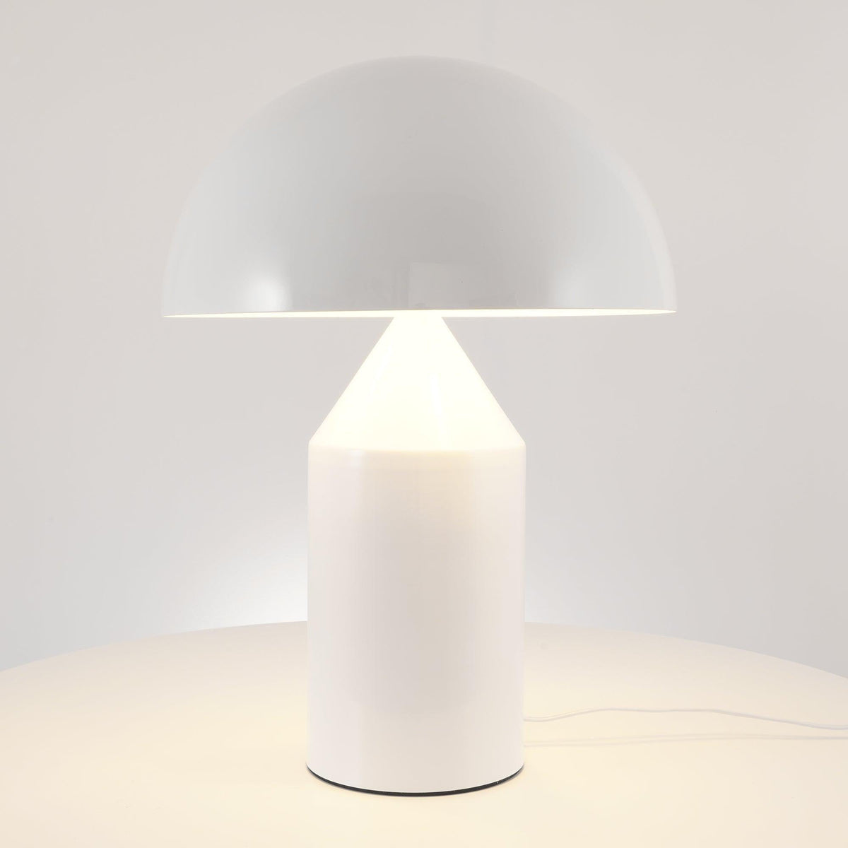 Selisina minimalistyczna lampa stołowa o stylu przemysłowym