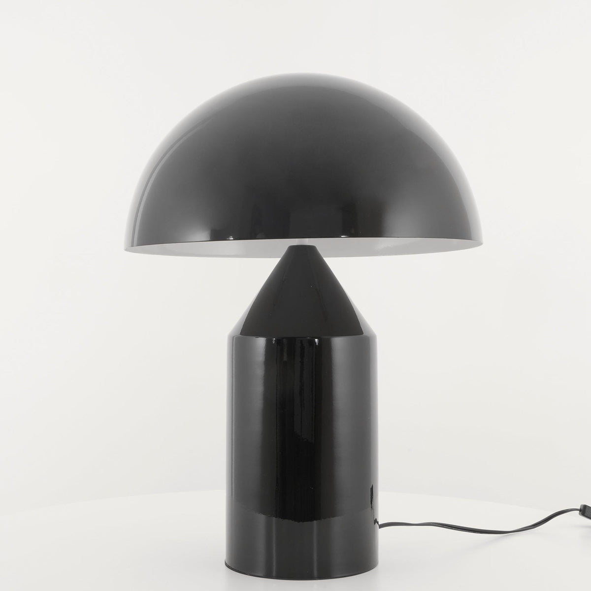 Selisina minimalistyczna lampa stołowa o stylu przemysłowym