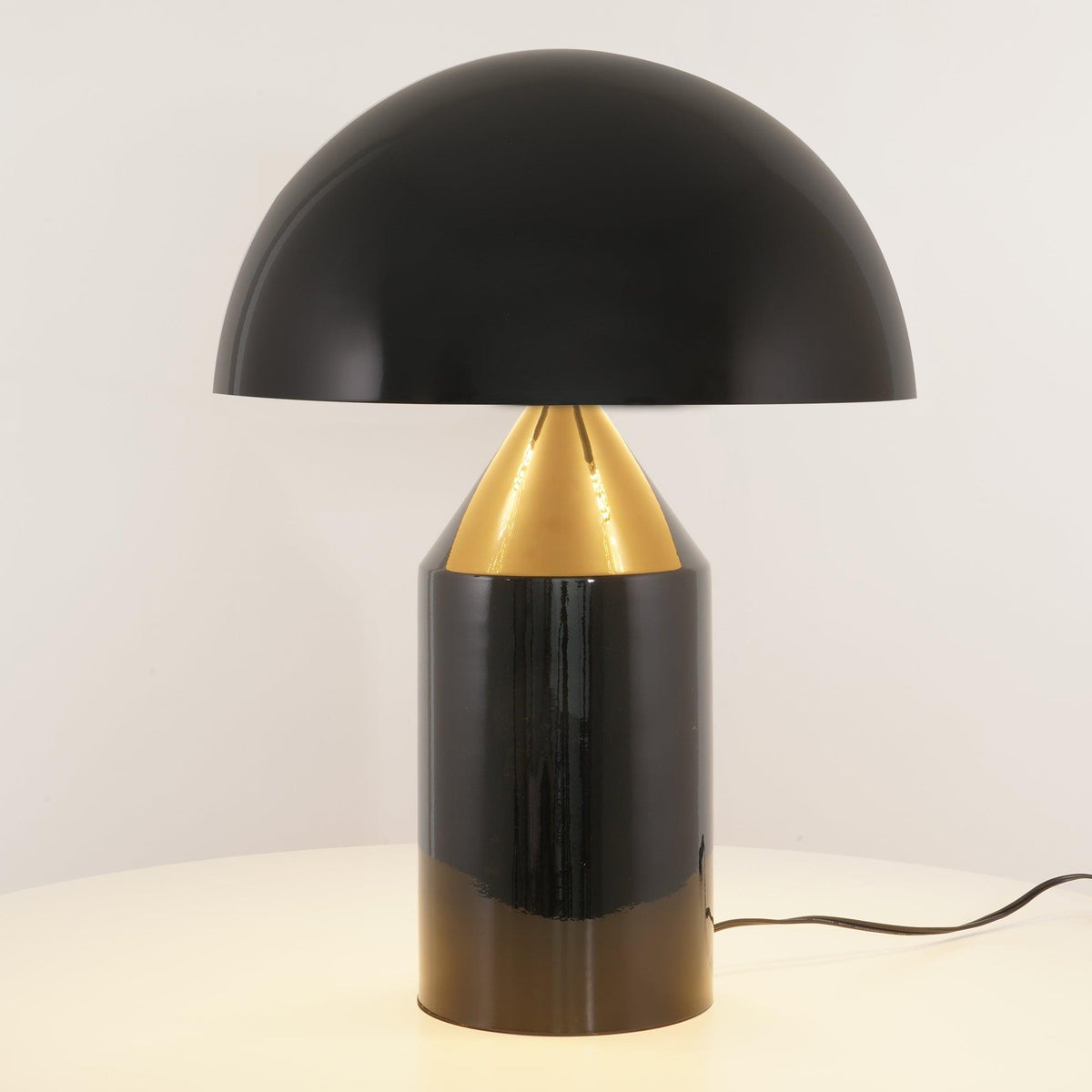 Selisina minimalistyczna lampa stołowa o stylu przemysłowym